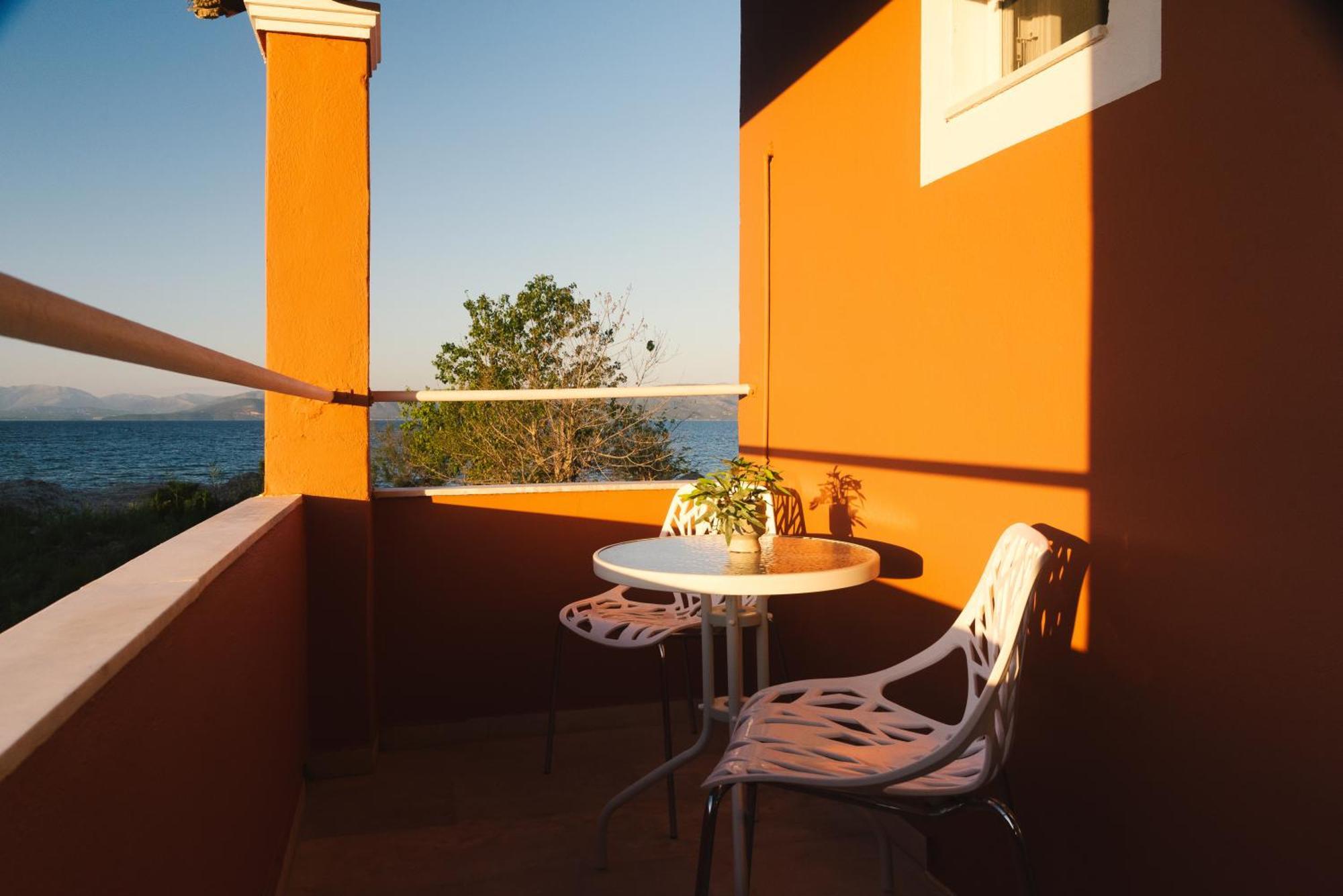 Melador Beachfront Apartments Kavos Bagian luar foto