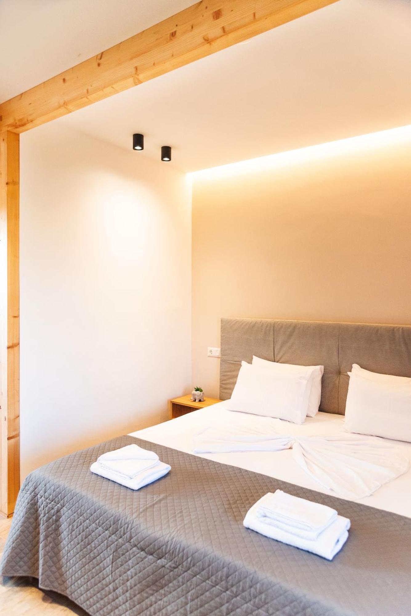 Melador Beachfront Apartments Kavos Bagian luar foto