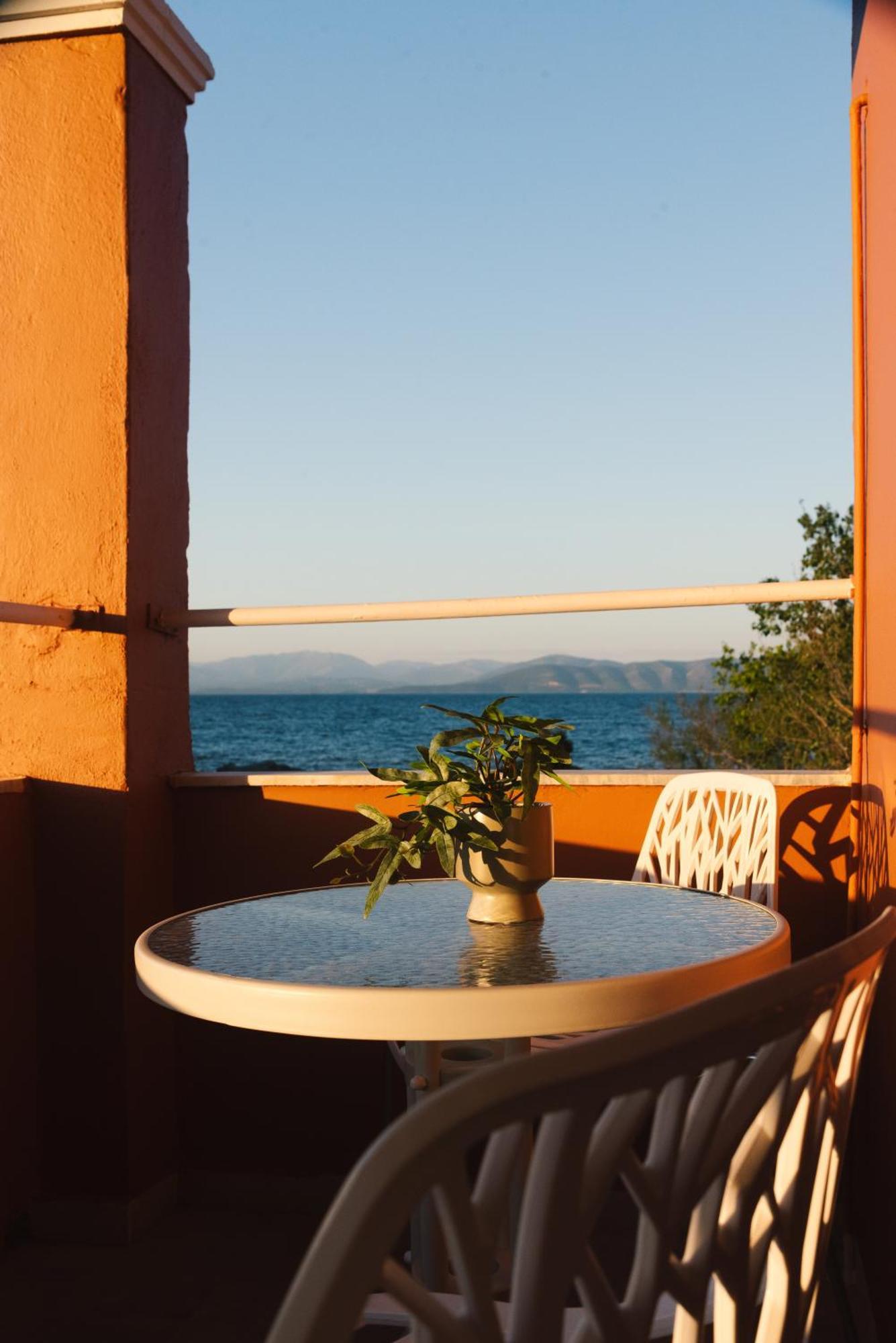 Melador Beachfront Apartments Kavos Bagian luar foto